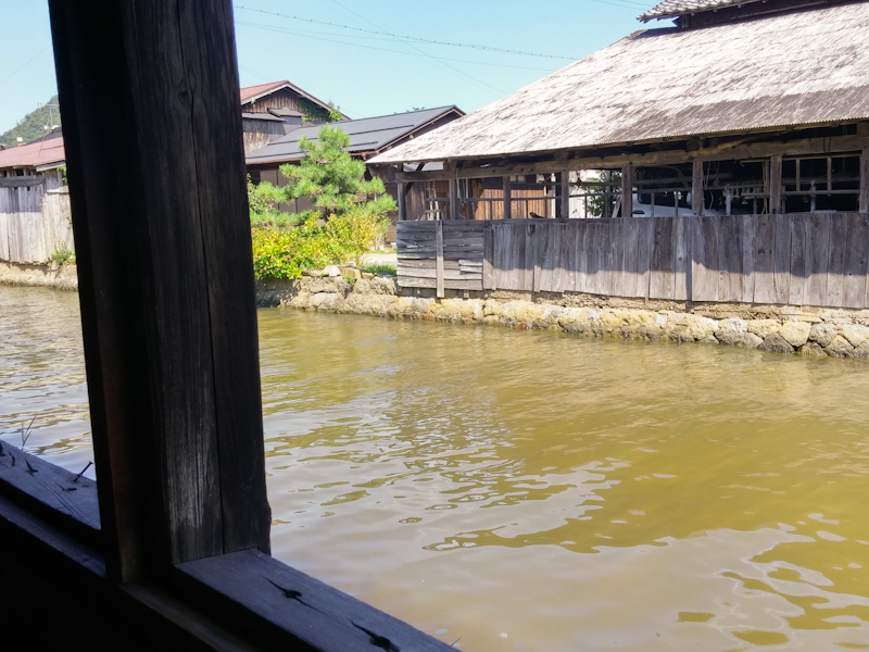 制作小屋の脇には栃谷川が久美浜湾へと流れている。