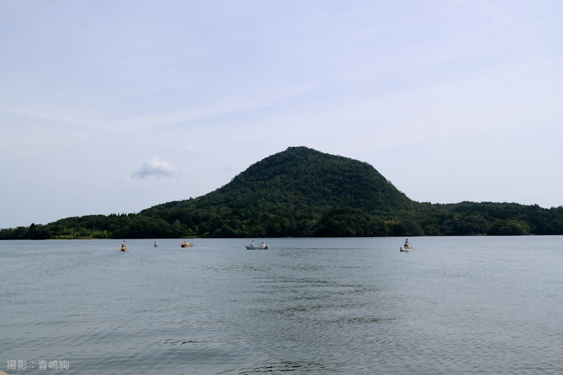兜山を背景に、４槽の丸子舟が浮かぶ