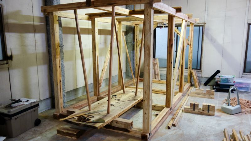 この舟の制作では、造船のやぐらの組み立てから行った。