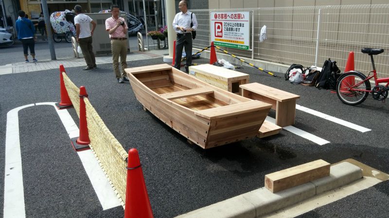 長者町に水を貯めた舟が置かれた様子。