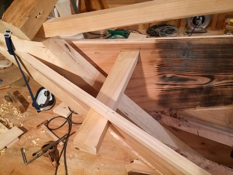 船首に入るカンヌキはテーパー状に作り、片側から差し込む。