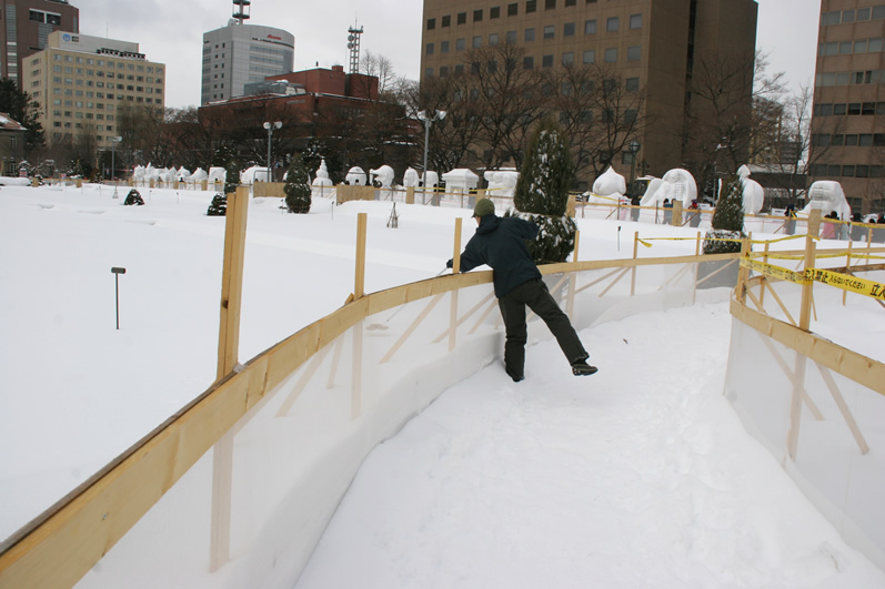 大通公園西12丁目雪に覆われたバラ園