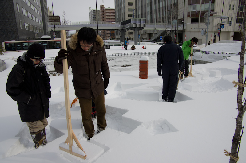 参加者による作庭。