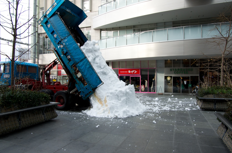2012年と同様に、作庭用の雪は立山町より搬入された。