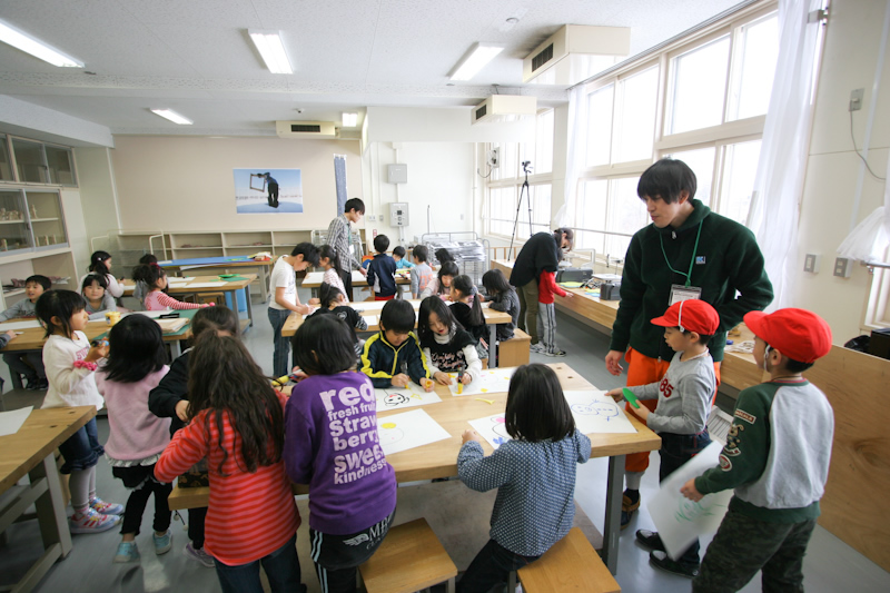 「スノースタンプ」制作とそれを使用した日常の景観への働きかけを、もみじの森小学校の児童と保護者、教職員と共に行うというものである。