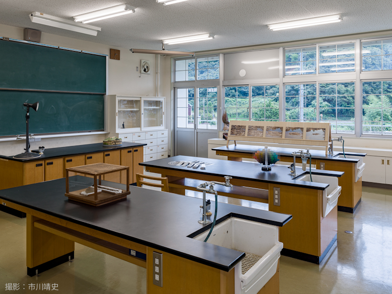 インスタレーション全景。京丹後市網野町 旧郷小学校の理科室跡。