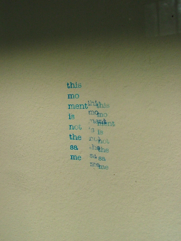 「this moment is not the same」の文字は左側から、フレーム上のガラス面にスタンプされたもの、壁面にスタンプされたもの、ガラス面のスタンプの影。壁面と影の文字は一年に一度だけ重なる。