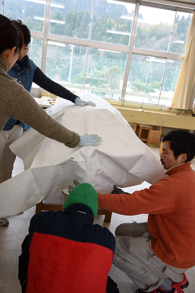 建築用の防水シートを外側に張る。