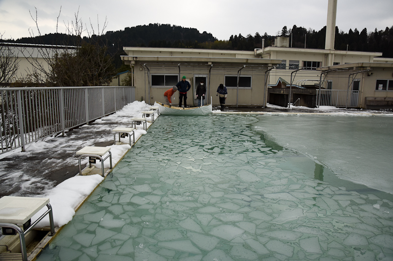 プールの氷を割り、試験進水の準備。