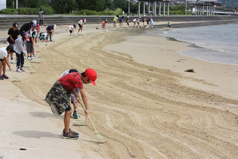 砂浜の海水浴場で枯山水を作る