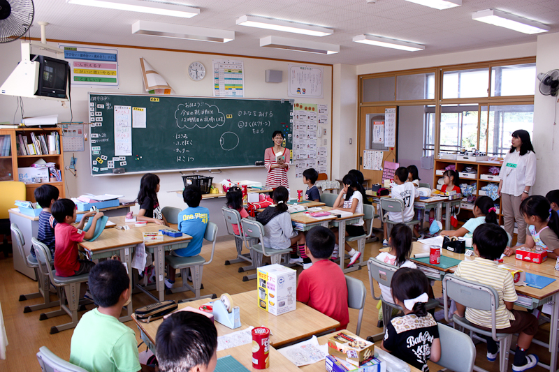 めいめいに持参した箱でいよいよカメラを作る
