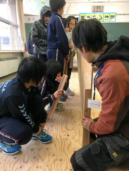 小学校の空き教室に枯山水を作る。
