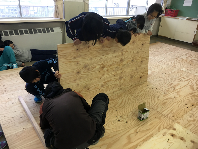 休み時間には児童も作業を手伝う。