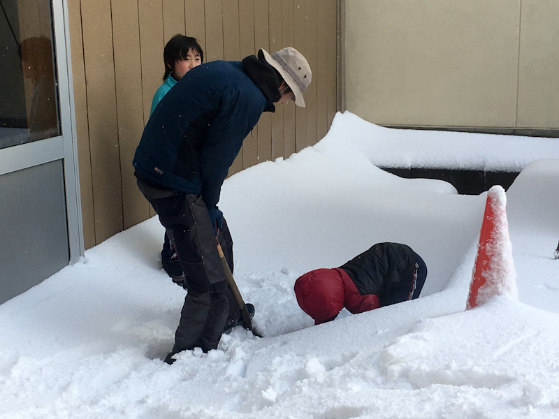 雪の下を探すが石は見つからない。結局他の場所から用意。